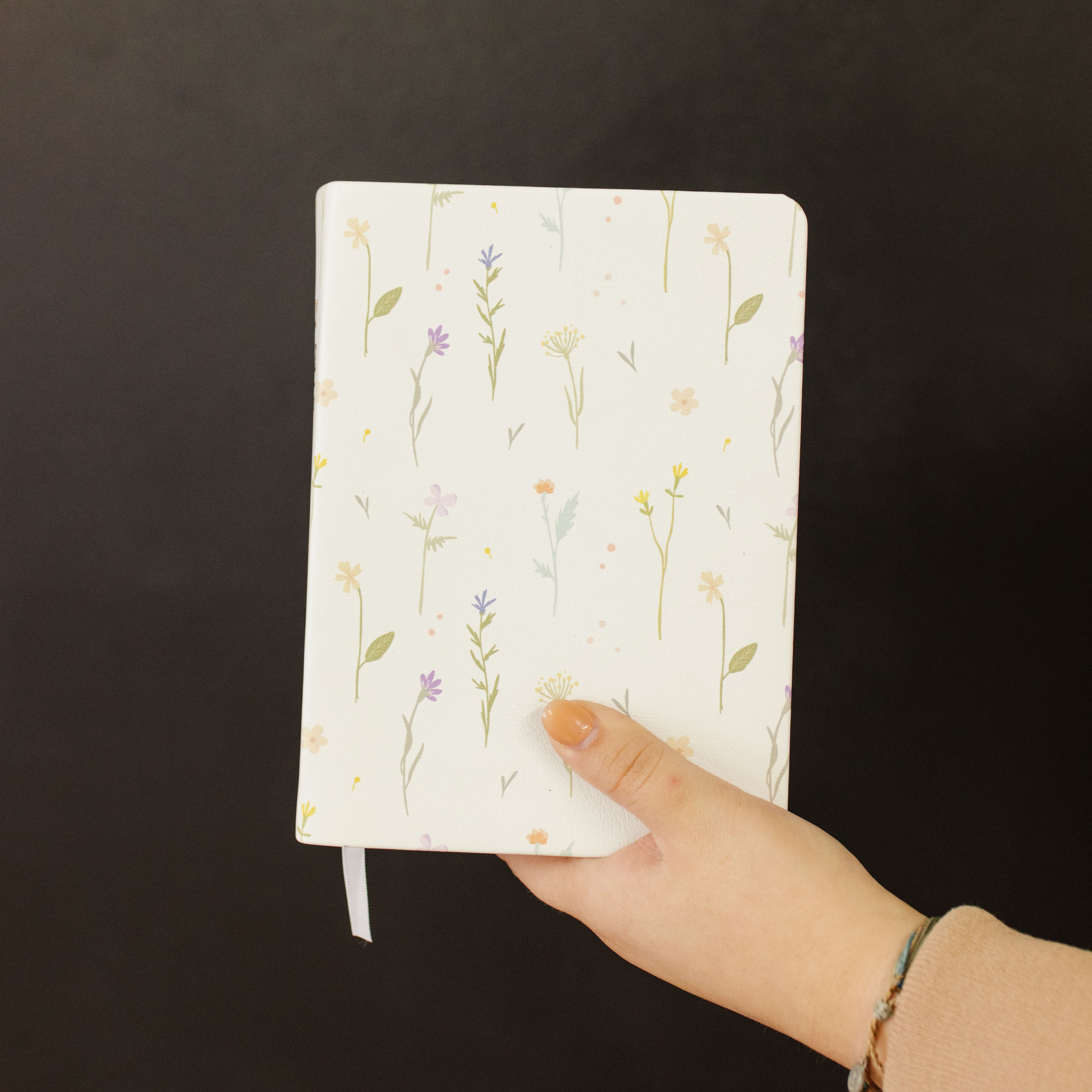Hand-Bound Genuine Leather Bible - Farmhouse Flowers - LDP-HB-PRB-WHT-FF